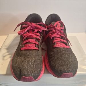 Brooks Trace 2 Women's Shoes in Black and Pink. Size 9.5